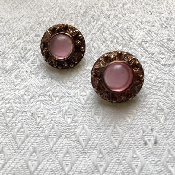 Vintage floral embossed clip-on earrings!🌷SALE! - Picture 2 of 3